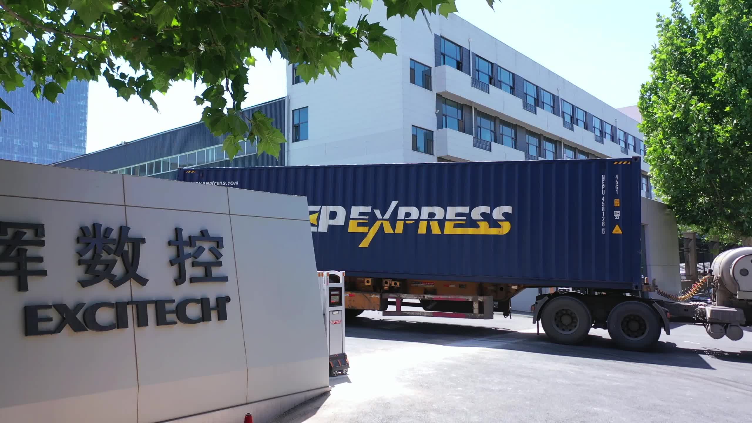 Excitech-fabrikken sender kundernes ordrer. Lever varerne sikkert til kundens fabrik